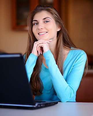 포토 JPG 해외이미지 백인 모델 라이프스타일 응시 여자 행복 백그라운드 인터넷 비즈니스 통신 주택 실내 한명 사람 20대 성인 내부 노트북 컴퓨터 주방 공책 방 흰색 작업 무선전화기 온라인 해외202004 해외포토 서양인 1 시선 감정 컬러 문구용품 청년 건물 생활 전자제품 전화기 파일형식 이미지허브