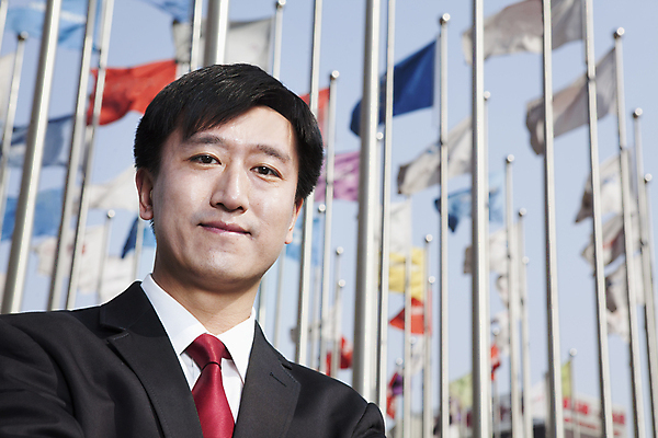 포토 JPG 해외이미지 응시 사업가 성공 넥타이 한명 정장 20대 야외 가로 컬러풀 중국 깃발 대표 만족 기회 베이징 깃대 시리즈 해외202004 해외포토 직업 1 시선 잡화 옷 감정 아시아 컬러 컨셉 사람 청년 파일형식 이미지허브