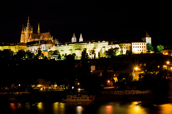 포토 JPG 해외이미지 유럽 기독교 여행 건축양식 풍경 사람없음 건물 물 강 도시풍경 성당 교회 탑 어둠 침묵 천주교 바위 도시 역사 재산 야간 저녁 체코 프라하 타운 스카이라인 고딕 공화국 구역 옛날 해외202004 해외포토 자연요소 건축물 건축 나라 종교 종교건축 금융 소리 돌_바위 파일형식 이미지허브
