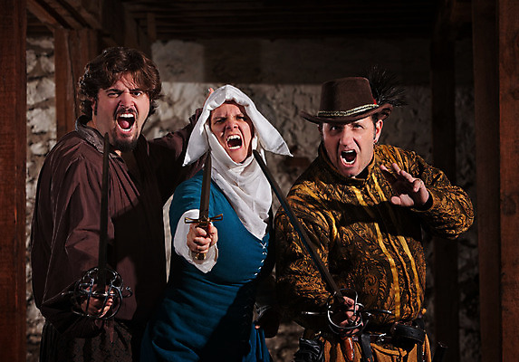 포토 JPG 해외이미지 백인 캐릭터 여자 남자 유럽 무기 수염 실내 3 서기 사람 세명 외침 흰색 그룹 칼날 중세 칼 콧수염 공상 지하 전사 충전 습관 단검 연극 게이머 공격적 르네상스 비명 해외202004 해외포토 서양인 나라 컬러 컨셉 모션 문화예술 내부 소리 역사 검 파일형식 이미지허브