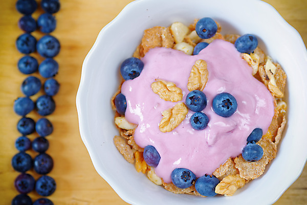 포토 JPG 해외이미지 열매 음식 백그라운드 다이어트 과일 유리 디저트 건강 사람없음 목재 파란색 흰색 신선 사발 달콤 아침식사 시리얼 크림 유기농 블루베리 요거트 내추럴 뮤즐리 해외202004 해외포토 나무 식물 웰빙 컬러 재료 재질 유제품 식사 사기그릇 맛 파일형식 이미지허브