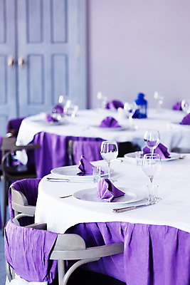 포토 JPG 해외이미지 접시 디자인 가구 결혼 포크 의자 유리 탁자 호텔 휴식 실내 이벤트 사람없음 내부 장식 빛 식당 보라색 저녁식사 카페 방 흰색 램프 축하 바 그룹 칼 고급 우아함 아침식사 은색 오브젝트 서비스 냅킨 카페테리아 설정 점심식사 스타일 해외202004 해외포토 식기 컬러 생활용품 컨셉 재질 숙소 조명 상점 식사 파일형식 이미지허브