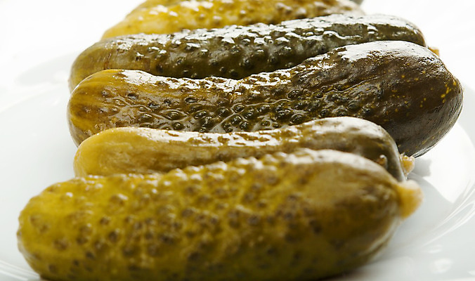 포토 JPG 해외이미지 접시 음식 채소 오이 사람없음 초록색 흰색 조미료 사발 달콤 유기농 피클 백자 오이피클 채식주의자 해외202004 해외포토 식기 웰빙 컬러 도자기 사기그릇 맛 채식 절임 향미료 파일형식 이미지허브