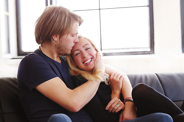 포토 JPG 해외이미지 라이프스타일 커플 응시 옷 남자 행복 백그라운드 셔츠 신체 창문 가족 관계 포옹 아파트 주택 함께함 사랑 사람 앉기 두명 소파 금발 흰색 열정 해외202004 해외포토 헤어스타일 시선 감정 컬러 컨셉 상의 의자 안기 모션 건물 생활 파일형식 이미지허브