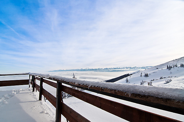 포토 JPG 해외이미지 겨울 자연 휴식 산 주택 파노라마 사람없음 야외 목재 파란색 발코니 흰색 황무지 휴양지 해외202004 해외포토 나무 계절 컬러 컨셉 재료 촬영기법 건물 장소 생태계 파일형식 이미지허브