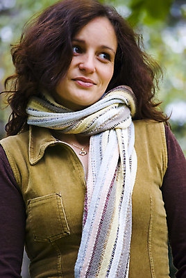 포토 JPG 해외이미지 라이프스타일 응시 옷 여자 행복 감정 얼굴 자연 한명 미소 사람 파란색 금발 머리 유행 기쁨 가을 표현 내추럴 스타일 해외202004 해외포토 1 헤어스타일 시선 계절 컬러 표정 생활 신체부위 생태계 파일형식 이미지허브