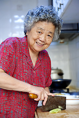 포토 JPG 해외이미지 시선 여자 행복 할머니 엄마 휴식 친절 함께함 사랑 요리 한명 사람 동양인 성인 주방 중국 기쁨 회색 하트 아내 결합 만족 동쪽 옛날 생존 존경 해외202004 해외포토 모양 1 노년 감정 아시아 컬러 컨셉 가족 인종 방향 파일형식 이미지허브