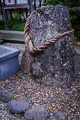 포토 JPG 주간 밧줄 사람없음 야외 일본 조약돌 바위 일본전통 도치기 국내포토 자연요소 전통 아시아 줄 돌_바위 파일형식
