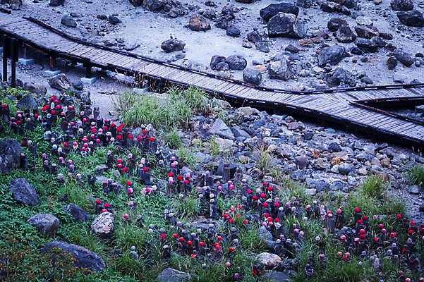 포토 JPG 주간 종교 사람없음 야외 조각상 일본 돌_바위 기도 불상 나무다리 도치기 국내포토 자연요소 아시아 불교 조형물 다리_건축물 파일형식