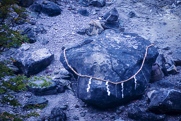 포토 JPG 주간 종교 종이 밧줄 사람없음 야외 일본 바위 기도 일본전통 소원 오미쿠지 도치기 국내포토 자연요소 전통 아시아 줄 돌_바위 파일형식