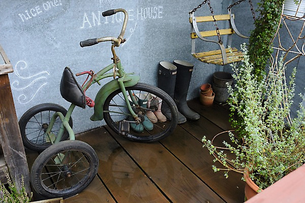 포토 JPG 주간 화분 장화 사람없음 야외 오브젝트 원예 세발자전거 국내포토 자연요소 신발 취미 자전거 파일형식