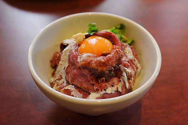 포토 JPG 그릇 음식 실내 육류 근접촬영 사람없음 덮밥 날계란 돈부리 일본음식 국내포토 식기 뷰포인트 식재료 내부 계란 파일형식