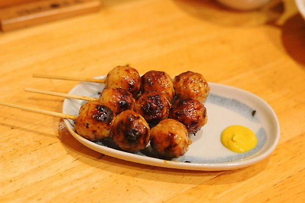 포토 JPG 접시 음식 실내 사람없음 꼬치 머스터드 꼬치구이 일본음식 국내포토 식기 내부 소스_음식 구이 파일형식