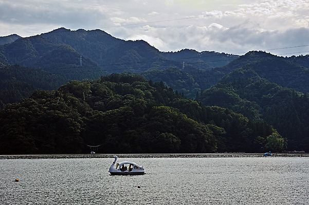 포토 JPG 주간 구름 여자 남자 자연 하늘 산 풍경 야외 세명 강 일본 오리배 국내포토 자연요소 아시아 사람 생태계 파일형식