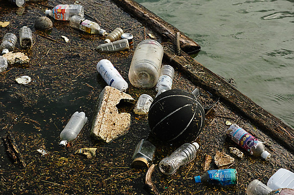 포토 JPG 주간 농구공 사람없음 야외 강 환경오염 오염 쓰레기 폐기물 페트병 오물 국내포토 자연요소 컨셉 공 농구 병_담는 파일형식