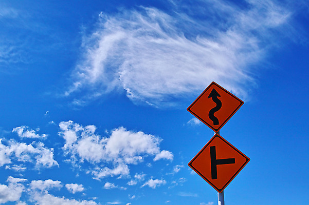 포토 JPG 주간 구름 화살표 하늘 풍경 사람없음 야외 일본 커브길 도로표지판 야마나시 국내포토 자연요소 아시아 도로 표지판 파일형식