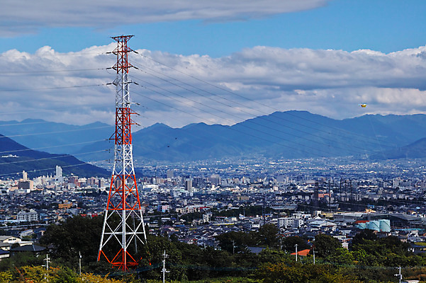 포토 JPG 주간 구름 하늘 산 풍경 사람없음 야외 일본 도시 전봇대 철탑 야마나시 국내포토 자연요소 공공시설 아시아 탑 파일형식
