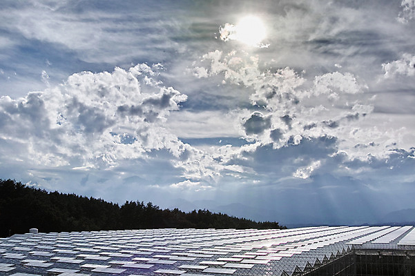 포토 JPG 주간 구름 하늘 풍경 사람없음 야외 태양 일본 태양에너지 집열판 야마나시 국내포토 자연요소 아시아 그린에너지 파일형식
