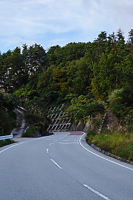 포토 JPG 주간 나무 구름 도로 하늘 산 풍경 사람없음 야외 일본 맑음 원근감 커브길 야마나시 국내포토 자연요소 식물 아시아 길 뷰포인트 교통시설 날씨 파일형식