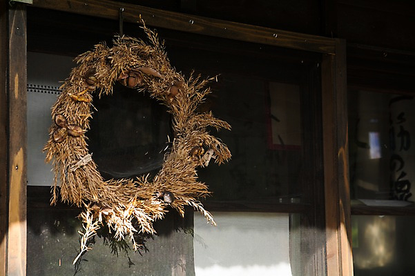 포토 JPG 주간 건축물 사람없음 야외 일본 목조 리스장식 목조주택 국내포토 자연요소 건축 아시아 장식 파일형식