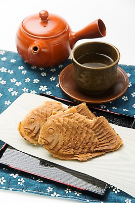 포토 JPG 접시 음식 실내 사람없음 찻잔 찻주전자 컵받침 겨울간식 붕어빵 일본음식 국내포토 식기 빵 주전자 디저트 잔 내부 받침대 파일형식