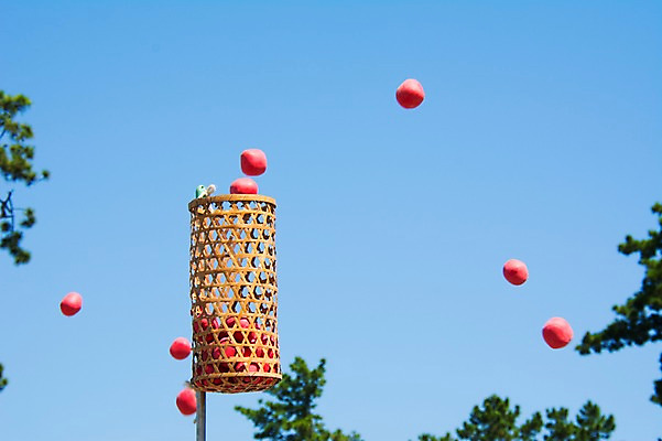 포토 JPG 주간 공 하늘 사람없음 야외 바구니 가을 던지기 체육대회 모래주머니 국내포토 자연요소 계절 모션 체육 대회 파일형식
