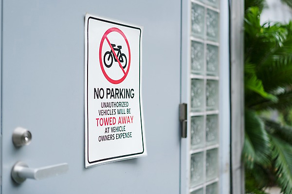 포토 JPG 주간 거리풍경 사람없음 야외 아웃포커스 문 자전거 금지 주의안내문 주차금지 국내포토 자연요소 거리 촬영기법 풍경 바이크 안내문 파일형식