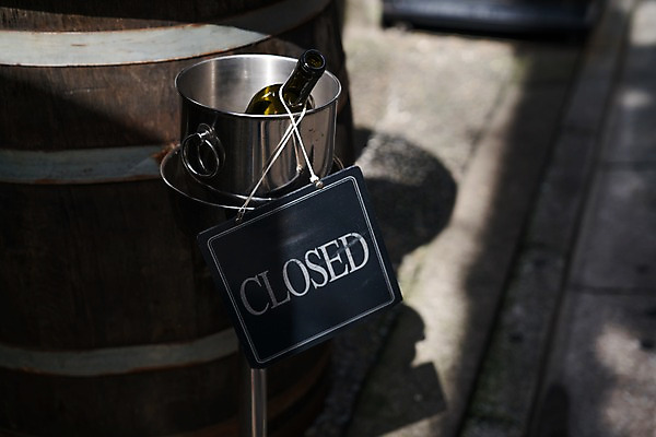 포토 JPG 주간 술병 거리풍경 사람없음 야외 아웃포커스 닫힘 술통 국내포토 자연요소 모션 병_용기 거리 주류 촬영기법 풍경 파일형식