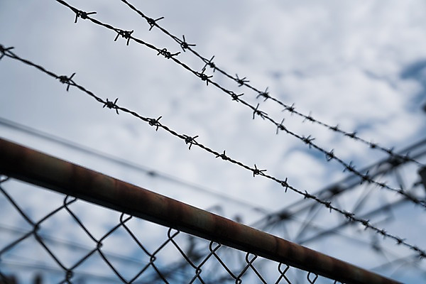 포토 JPG 주간 거리풍경 사람없음 야외 아웃포커스 울타리 보안 철사 철조망 가시철사 국내포토 자연요소 거리 촬영기법 안전 풍경 담장 파일형식