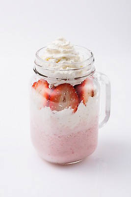 포토 JPG 음료 딸기 잔 사람없음 컵 카페 메뉴 쉐이크 딸기쉐이크 휘핑크림 국내포토 식기 과일 상점 크림 휘핑 파일형식