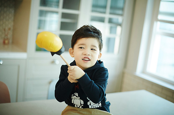 포토 JPG 남자 어린이 장난 실내 한명 앉기 소년 상반신 앞모습 장난감 주방 한국인 소년한명만 국내포토 1 뷰포인트 모션 사람 동양인 내부 남자한명만 소년만 파일형식