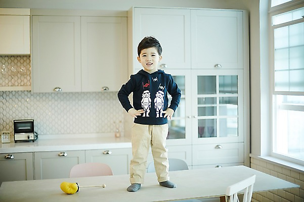 포토 JPG 전신 남자 어린이 허리손 식탁 실내 한명 서기 소년 앞모습 장난감 주방 한국인 소년한명만 국내포토 1 뷰포인트 포즈 모션 탁자 사람 동양인 내부 남자한명만 소년만 파일형식