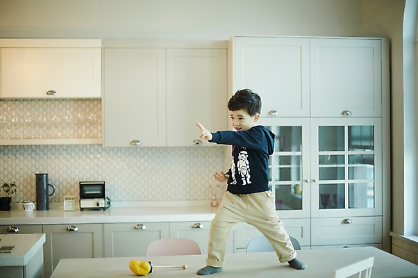 포토 JPG 전신 남자 어린이 장난 식탁 실내 한명 서기 소년 앞모습 장난감 주방 한국인 소년한명만 국내포토 1 뷰포인트 모션 탁자 사람 동양인 내부 남자한명만 소년만 파일형식