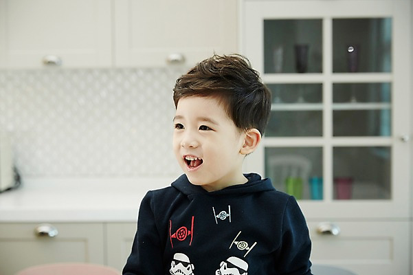 포토 JPG 남자 어린이 식탁 실내 한명 웃음 앉기 소년 상반신 앞모습 주방 한국인 소년한명만 국내포토 1 뷰포인트 모션 탁자 표정 사람 동양인 내부 남자한명만 소년만 파일형식