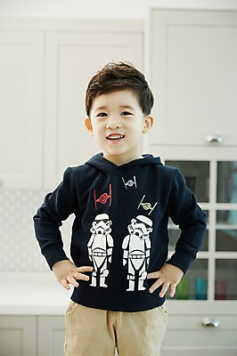 포토 JPG 남자 어린이 허리손 식탁 실내 한명 서기 웃음 소년 상반신 앞모습 주방 한국인 소년한명만 국내포토 1 뷰포인트 포즈 모션 탁자 표정 사람 동양인 내부 남자한명만 소년만 파일형식