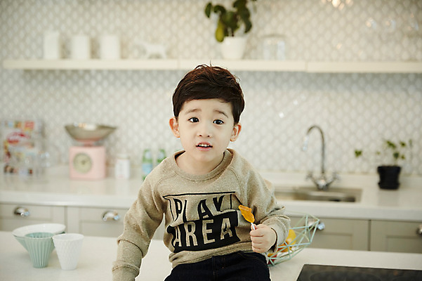 포토 JPG 남자 어린이 실내 사탕 한명 들기 앉기 소년 상반신 앞모습 주방 한국인 소년한명만 국내포토 1 뷰포인트 모션 디저트 사람 동양인 내부 남자한명만 소년만 파일형식