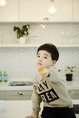포토 JPG 남자 어린이 실내 사탕 한명 들기 앉기 소년 상반신 앞모습 주방 한국인 주기 소년한명만 국내포토 1 뷰포인트 모션 디저트 사람 동양인 내부 남자한명만 소년만 파일형식