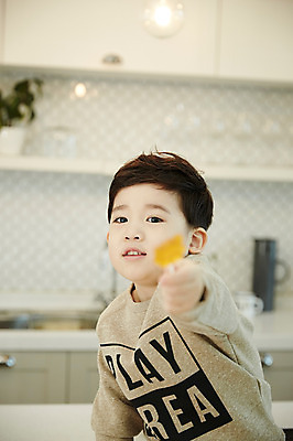 포토 JPG 남자 어린이 실내 사탕 한명 웃음 들기 앉기 소년 상반신 앞모습 주방 한국인 주기 소년한명만 국내포토 1 뷰포인트 모션 디저트 표정 사람 동양인 내부 남자한명만 소년만 파일형식