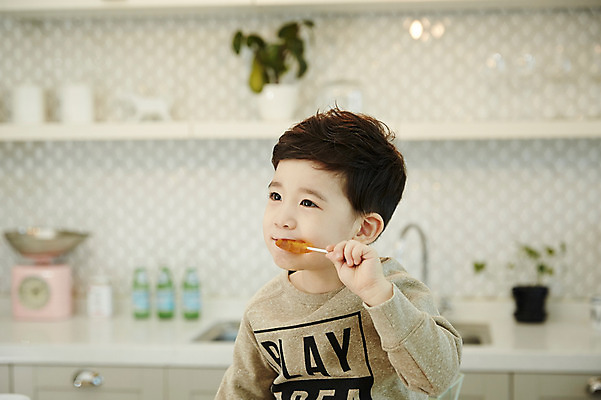 포토 JPG 남자 어린이 실내 사탕 한명 들기 앉기 소년 상반신 앞모습 아웃포커스 주방 한국인 먹기 소년한명만 국내포토 1 뷰포인트 모션 디저트 촬영기법 사람 동양인 내부 남자한명만 소년만 파일형식