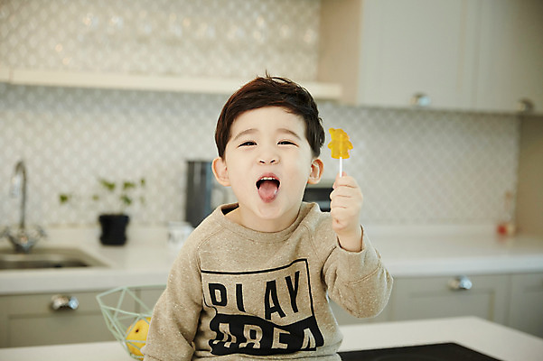 포토 JPG 남자 어린이 장난 실내 사탕 한명 웃음 들기 앉기 소년 상반신 앞모습 아웃포커스 주방 한국인 소년한명만 국내포토 1 뷰포인트 모션 디저트 촬영기법 표정 사람 동양인 내부 남자한명만 소년만 파일형식 음식 인종 남자만 어린이만