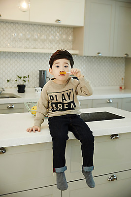 포토 JPG 전신 남자 어린이 실내 사탕 한명 들기 앉기 소년 앞모습 주방 한국인 소년한명만 국내포토 1 뷰포인트 모션 디저트 사람 동양인 내부 남자한명만 소년만 파일형식