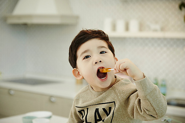 포토 JPG 남자 어린이 실내 사탕 한명 웃음 들기 앉기 소년 상반신 앞모습 아웃포커스 주방 한국인 먹기 소년한명만 맛있는 국내포토 1 뷰포인트 모션 디저트 촬영기법 표정 사람 동양인 내부 남자한명만 소년만 파일형식