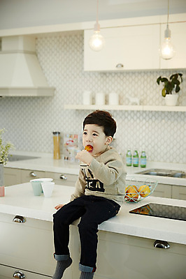 포토 JPG 전신 남자 어린이 실내 사탕 한명 들기 앉기 소년 앞모습 주방 한국인 먹기 소년한명만 국내포토 1 뷰포인트 모션 디저트 사람 동양인 내부 남자한명만 소년만 파일형식