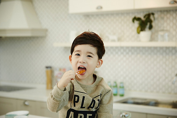 포토 JPG 남자 어린이 실내 사탕 한명 웃음 들기 앉기 소년 상반신 앞모습 주방 한국인 먹기 소년한명만 맛있는 국내포토 1 뷰포인트 모션 디저트 표정 사람 동양인 내부 남자한명만 소년만 파일형식