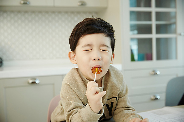 포토 JPG 남자 어린이 실내 사탕 한명 웃음 들기 앉기 소년 상반신 앞모습 아웃포커스 주방 눈감음 한국인 먹기 소년한명만 맛있는 국내포토 1 뷰포인트 모션 디저트 촬영기법 표정 사람 동양인 내부 남자한명만 소년만 파일형식