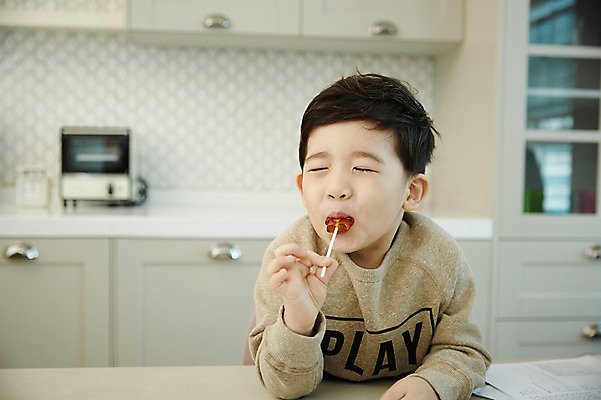 포토 JPG 남자 어린이 실내 사탕 한명 웃음 들기 소년 상반신 앞모습 아웃포커스 주방 눈감음 한국인 먹기 소년한명만 맛있는 국내포토 1 뷰포인트 모션 디저트 촬영기법 표정 사람 동양인 내부 남자한명만 소년만 파일형식