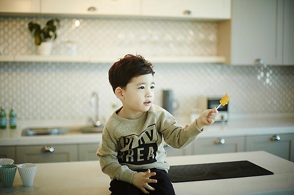 포토 JPG 남자 어린이 실내 사탕 한명 들기 앉기 소년 상반신 앞모습 아웃포커스 주방 한국인 소년한명만 국내포토 1 뷰포인트 모션 디저트 촬영기법 사람 동양인 내부 남자한명만 소년만 파일형식