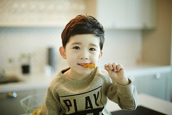 포토 JPG 남자 어린이 실내 사탕 한명 웃음 앉기 소년 상반신 앞모습 아웃포커스 주방 한국인 먹기 소년한명만 맛있는 국내포토 1 뷰포인트 모션 디저트 촬영기법 표정 사람 동양인 내부 남자한명만 소년만 파일형식