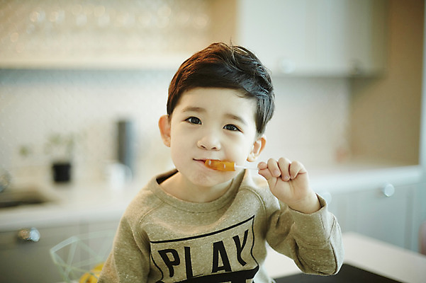 포토 JPG 남자 어린이 실내 사탕 한명 웃음 들기 앉기 소년 상반신 앞모습 아웃포커스 주방 한국인 먹기 소년한명만 맛있는 국내포토 1 뷰포인트 모션 디저트 촬영기법 표정 사람 동양인 내부 남자한명만 소년만 파일형식