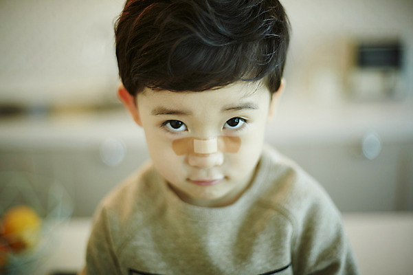 포토 JPG 남자 어린이 실내 한명 앉기 소년 상반신 앞모습 아웃포커스 신체부위 주방 한국인 반창고 코 소년한명만 국내포토 1 뷰포인트 모션 촬영기법 사람 동양인 내부 의료용품 남자한명만 소년만 파일형식